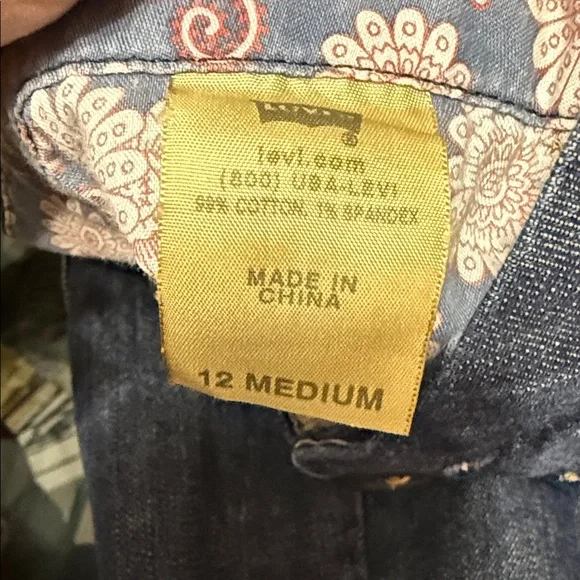 Levi’s Classic Blue Women's Jeans 12 medium. Boot cut back button pockets - Picture 3 of 4